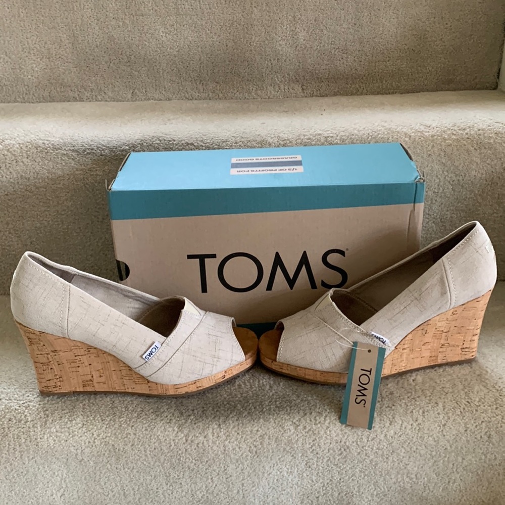 NWT/NIB TOMS CLASSIC WEDGE SLIP-ON